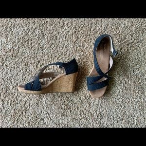 Women’s black Tom’s wedge sandals, size 8. Excellent hardly used condition!